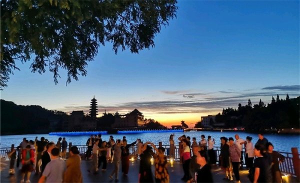 炒股配资公司网 湖北九宫山：此间清凉多 避暑消费热